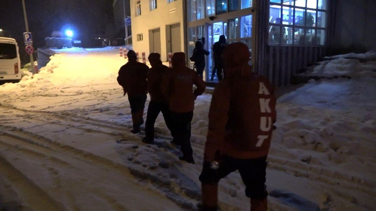 Kayıp 2 dağcıyı arayan ekipler, sabahın ilk ışıklarında arama çalışmalarına yeniden başladı
