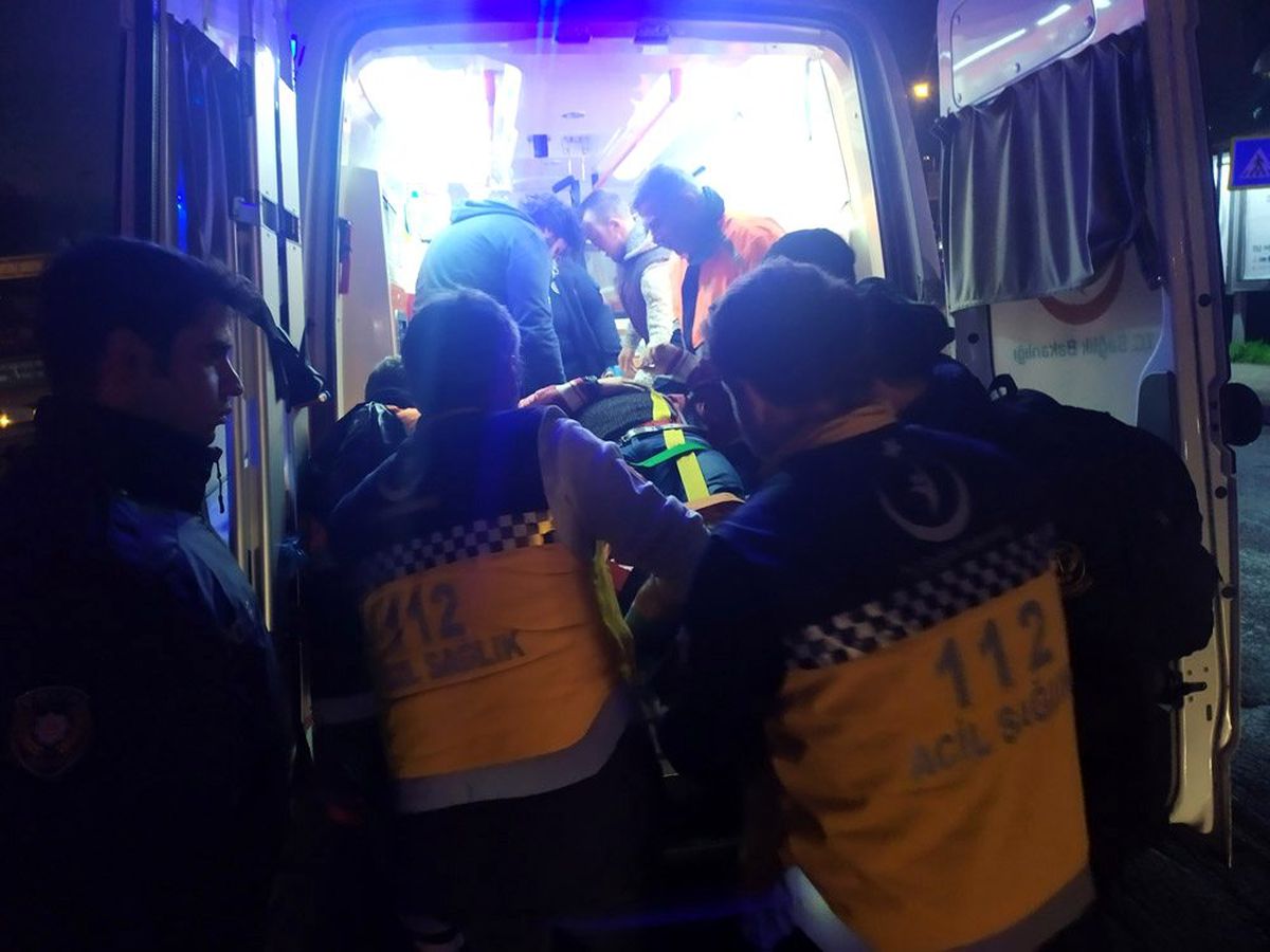Kaza yapan motosikletlinin yardımına koşan 3 gence kamyon çarptı