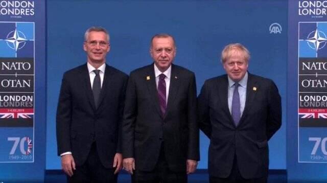 NATO Genel Sekreteri Stoltenberg ve İngiltere Başbakanı Johnson, fotoğraf çekilmeyi unutan Erdoğan'ı uyardı