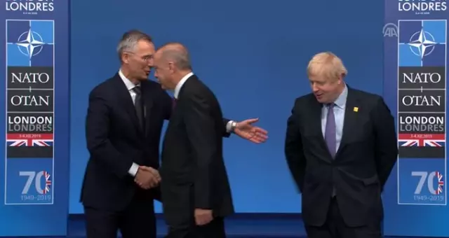 NATO Genel Sekreteri Stoltenberg ve İngiltere Başbakanı Johnson, fotoğraf çekilmeyi unutan Erdoğan'ı uyardı