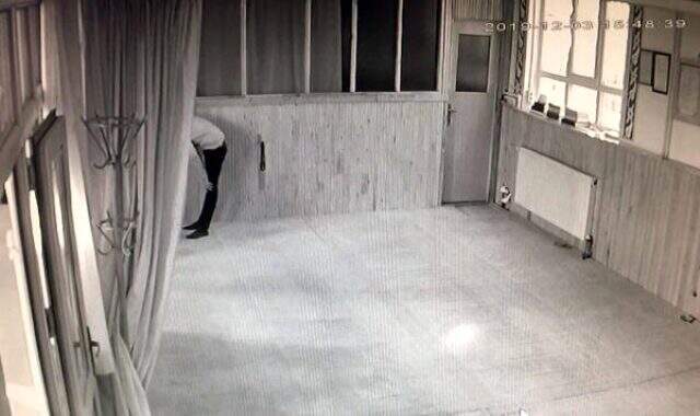 Önce namaz kıldı, sonra imamın cep telefonunu çaldı