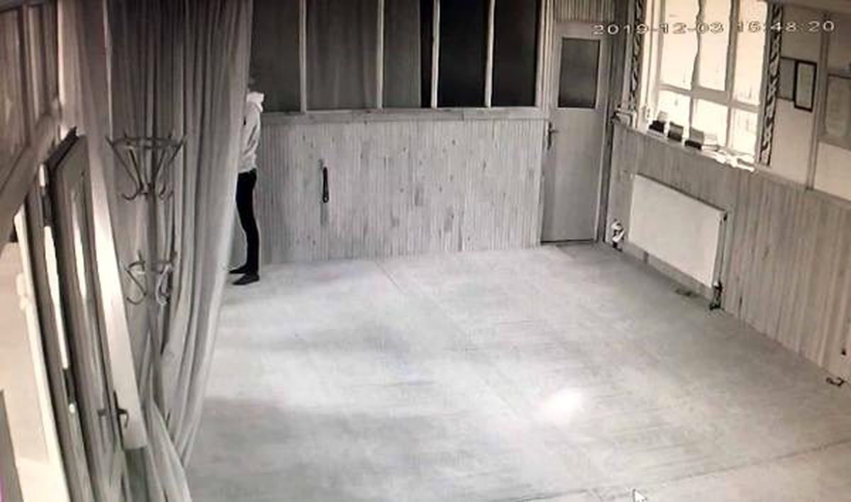 Önce namaz kıldı, sonra imamın cep telefonunu çaldı