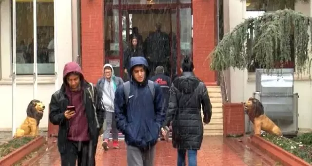 Özel okulda maaşlarını alamayan öğretmenler derse girmedi