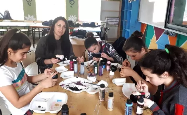 Şehitliğe gidebilmek için süs eşyası yapıp satıyorlar
