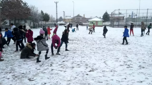 Sivas'ta kar yağışı etkili oluyor Sivas'ta kar yağışı etkili oluyor
