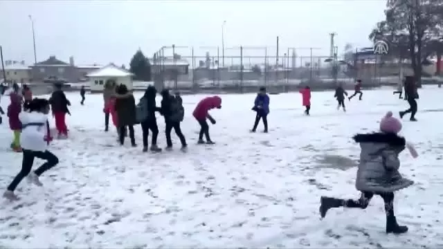 Sivas'ta kar yağışı etkili oluyor Sivas'ta kar yağışı etkili oluyor