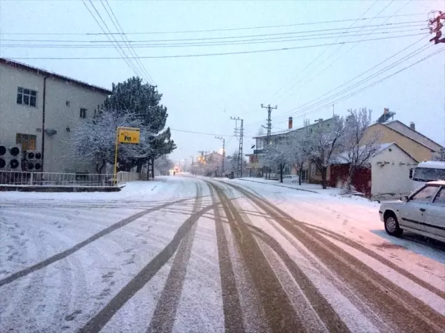 Sivas'ta kar yağışı etkili oluyor Sivas'ta kar yağışı etkili oluyor