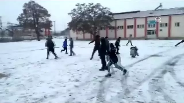 Sivas'ta kar yağışı etkili oluyor Sivas'ta kar yağışı etkili oluyor