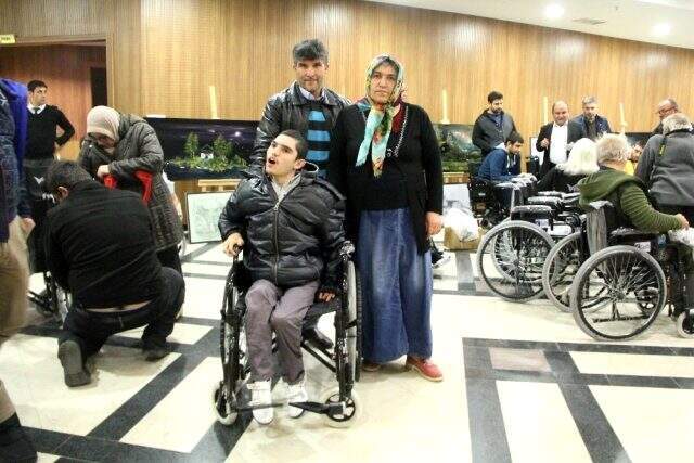 Tekerlekli sandalyesi olmayan oğlunu sırtında taşıyarak getirdi
