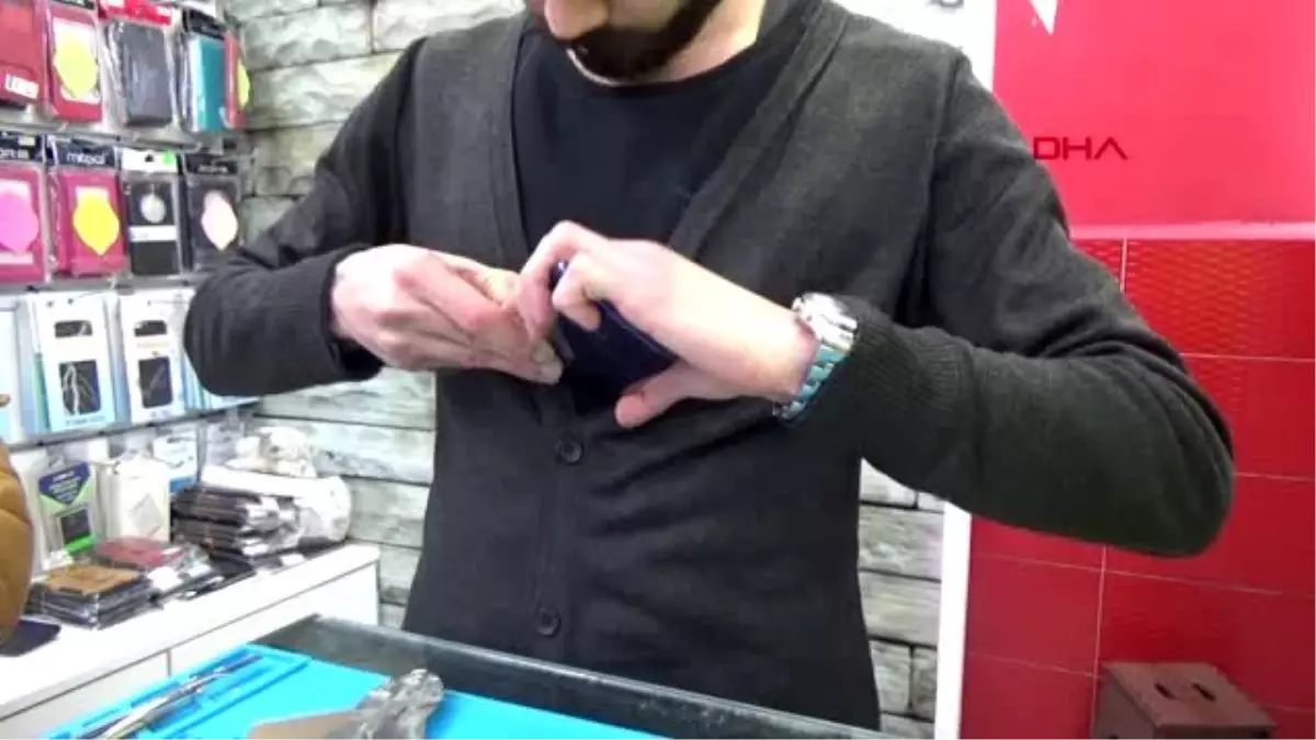 Trafik polisi, yolda bulduğu kırık ekranlı telefonu tamir ettirip sahibine ulaştırdı