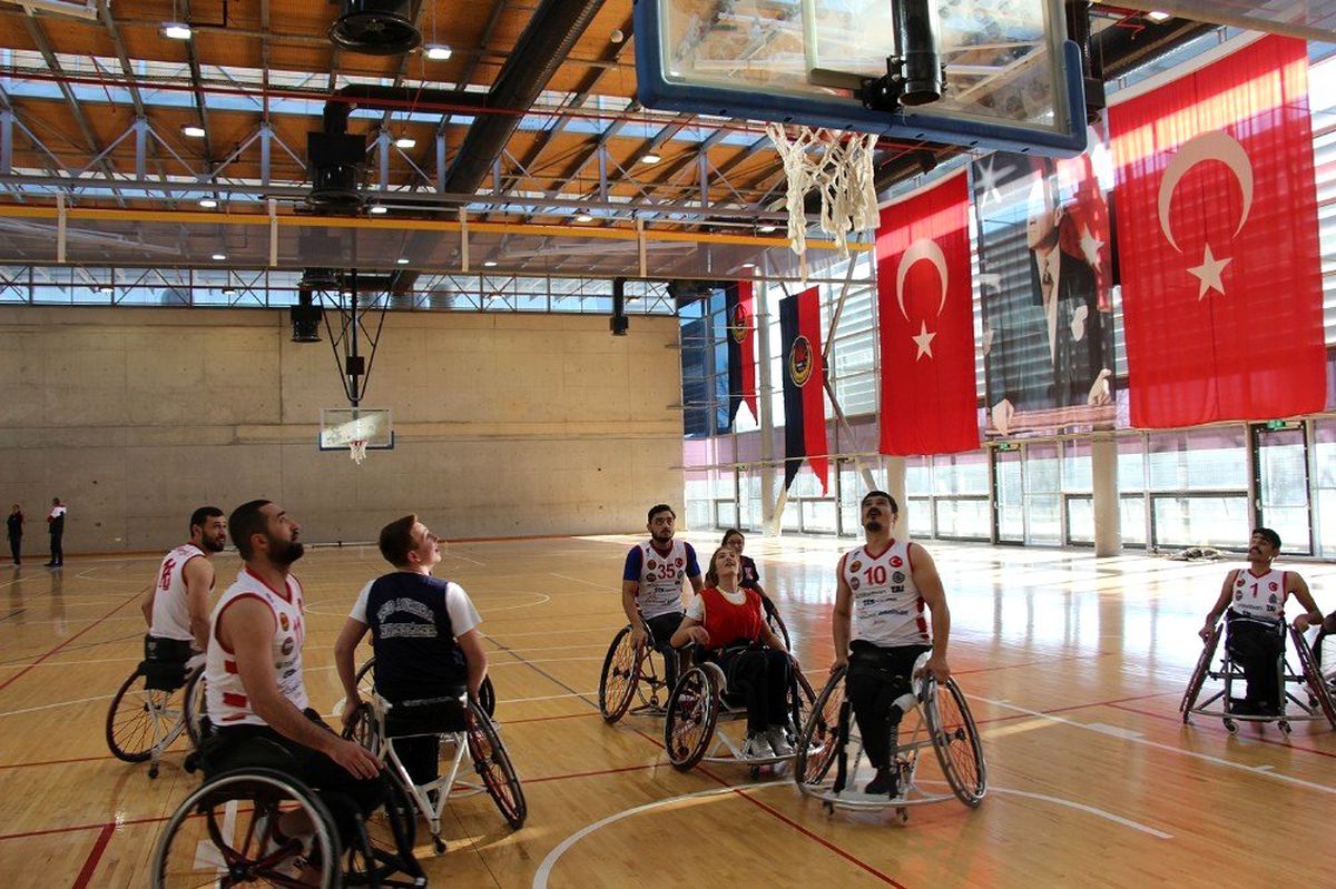 TSK Tekerlekli Sandalye Basketbol Takımı TED Ankara Koleji�ne konuk