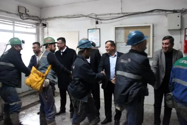 Vardiya değişiminde madencilere kutlama Vardiya değişiminde madencilere kutlama