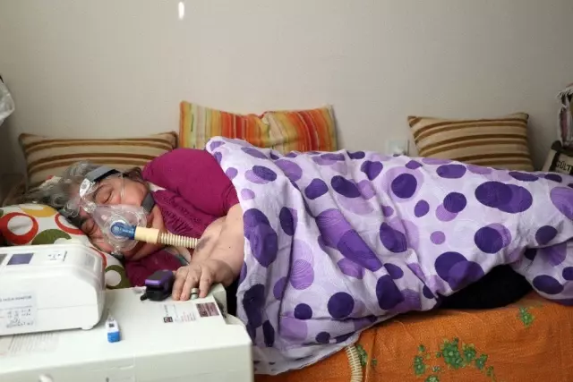 57 yaşındaki Zümrüt teyze, rahat nefes alabilmek istiyor
