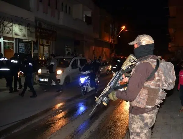 Adana'da bin polis ile hava destekli asayiş uygulaması Adana'da bin polis ile hava destekli asayiş uygulaması