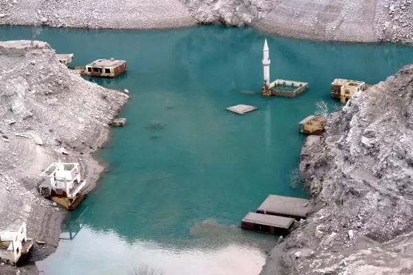 Baraj suları çekildi, köy ortaya çıktı
