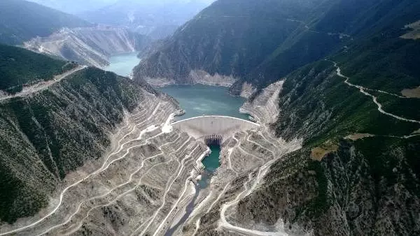Baraj suları çekildi, köy ortaya çıktı Baraj suları çekildi, köy ortaya çıktı