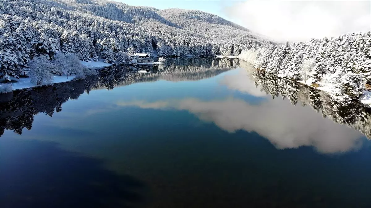 Beyaz örtüyle kaplanan Gölcük Tabiat Parkı büyülüyor