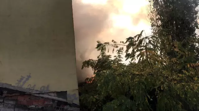 Beyoğlu'nda ev alev alev yandı Beyoğlu'nda ev alev alev yandı