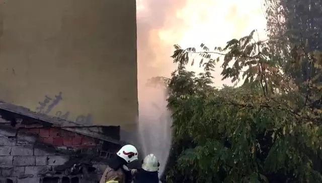 Beyoğlu'nda ev alev alev yandı Beyoğlu'nda ev alev alev yandı