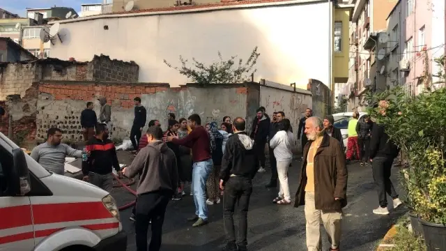 Beyoğlu'nda ev alev alev yandı Beyoğlu'nda ev alev alev yandı
