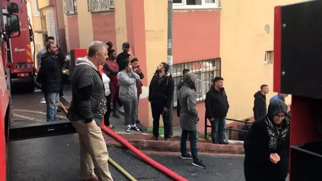 Beyoğlu'nda ev alev alev yandı Beyoğlu'nda ev alev alev yandı
