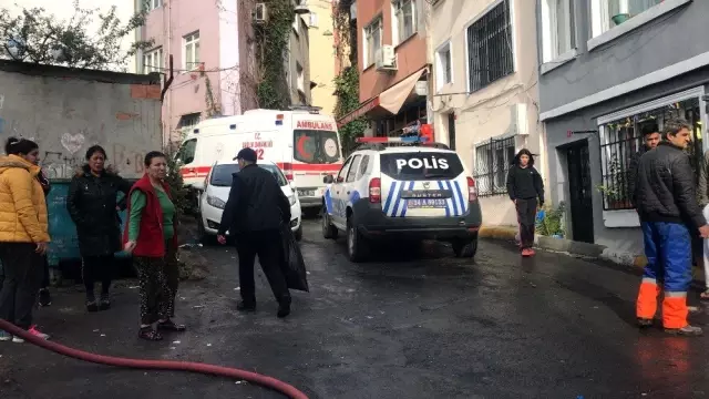 Beyoğlu'nda ev alev alev yandı Beyoğlu'nda ev alev alev yandı