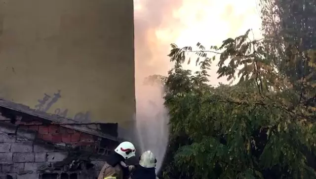 Beyoğlu'nda yangın paniği mahalleliyi sokağa döktü Beyoğlu'nda yangın paniği mahalleliyi sokağa döktü
