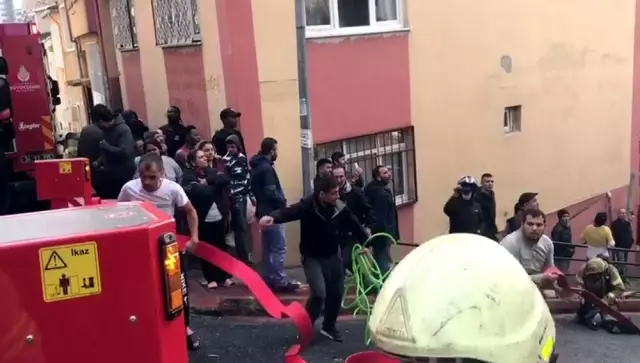 Beyoğlu'nda yangın paniği mahalleliyi sokağa döktü Beyoğlu'nda yangın paniği mahalleliyi sokağa döktü