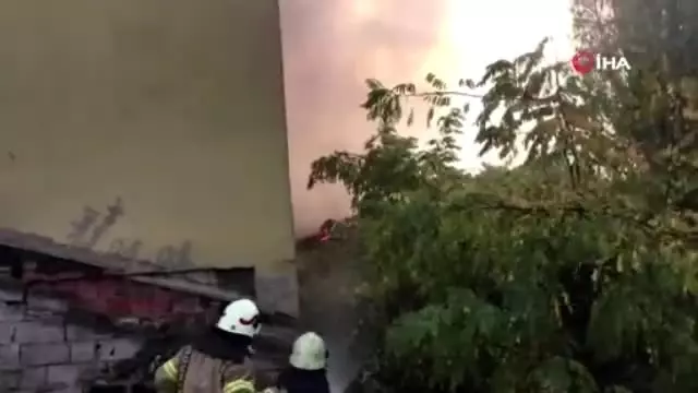 Beyoğlu'nda yangın paniği mahalleliyi sokağa döktü Beyoğlu'nda yangın paniği mahalleliyi sokağa döktü