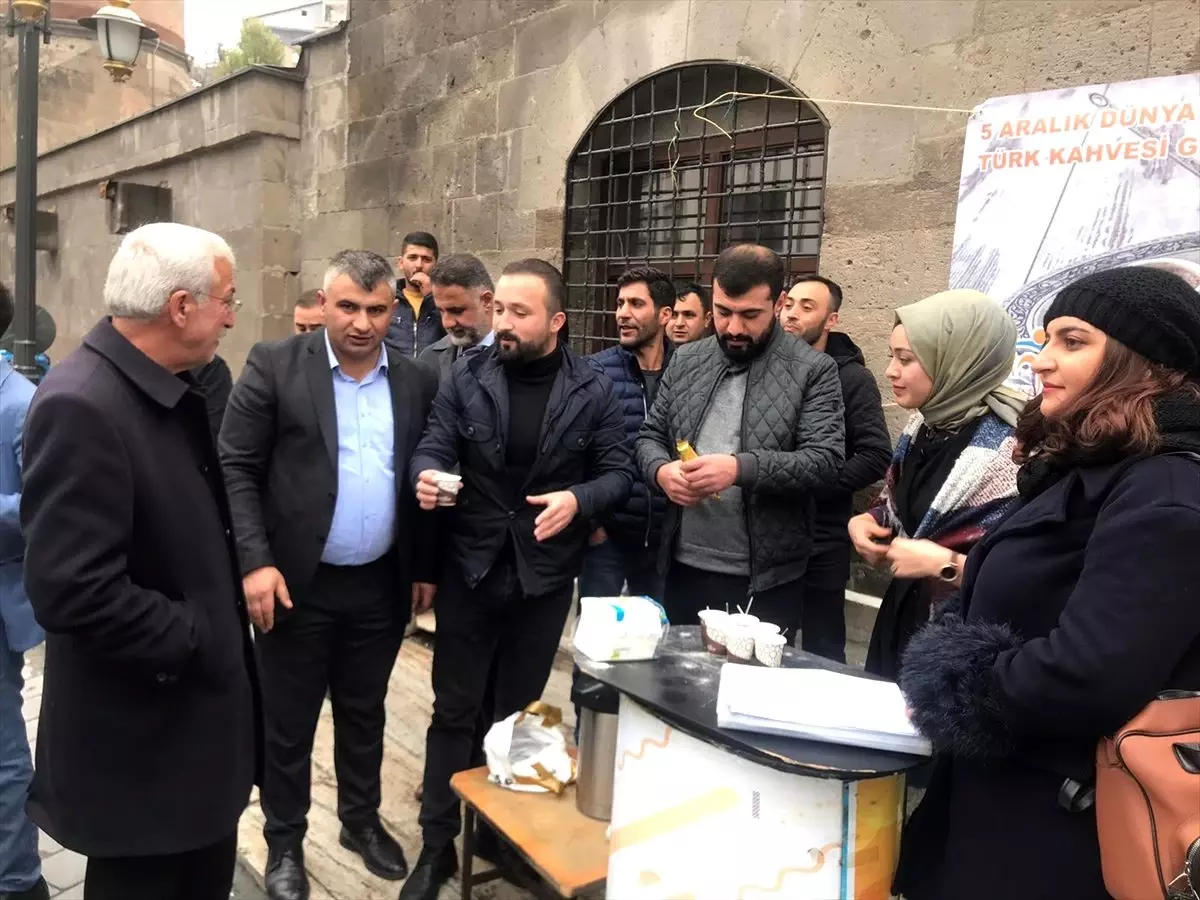 Bitlis�te AK Parti ve üyeleri vatandaşlara kahve ikram etti
