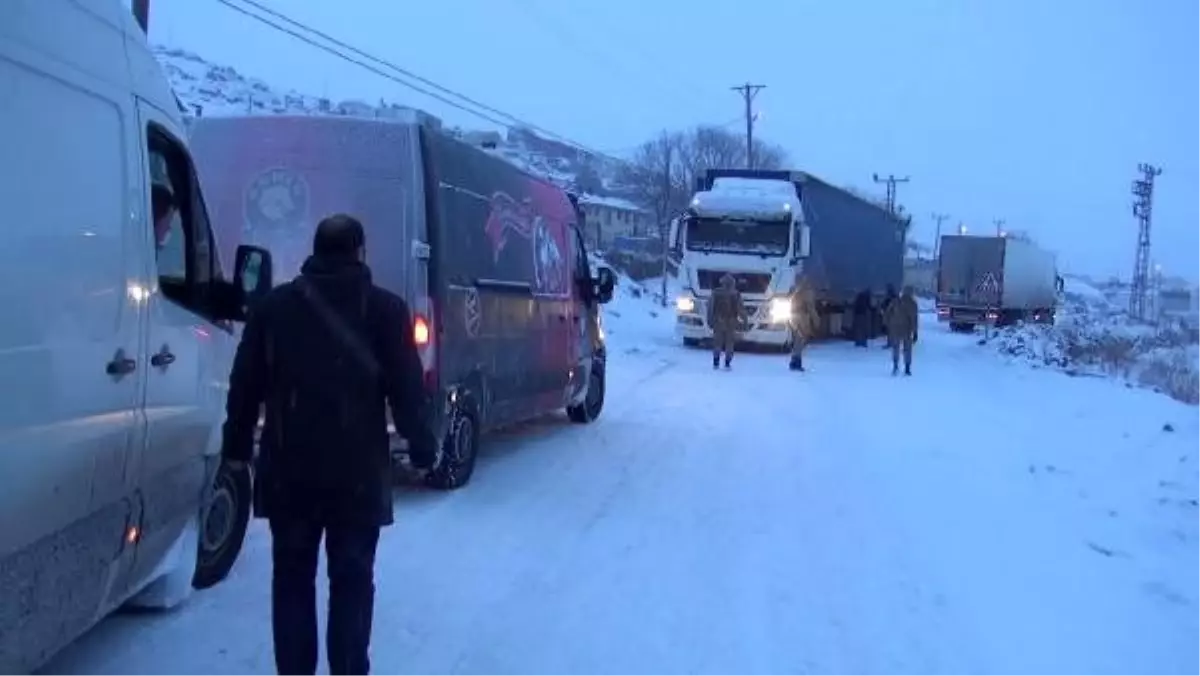 Buz tutan yolda kayan 2 TIR yolu ulaşıma kapattı