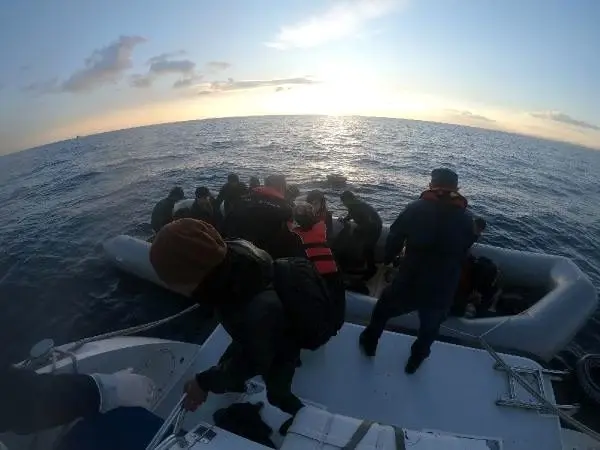 Çanakkale'de 51'i çocuk, 111 kaçak göçmen yakalandı Çanakkale'de 51'i çocuk, 111 kaçak göçmen yakalandı