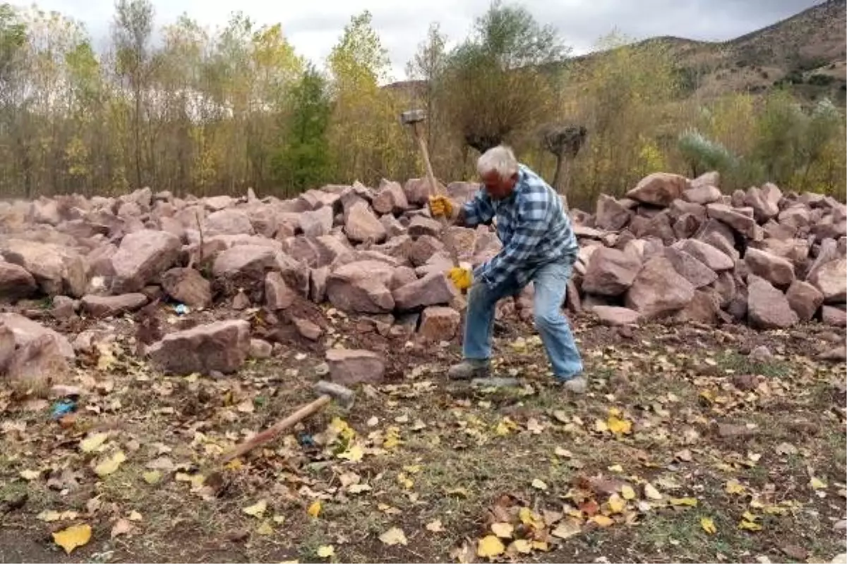 Emekli memur, taşlara şekil vererek duvar örüyor