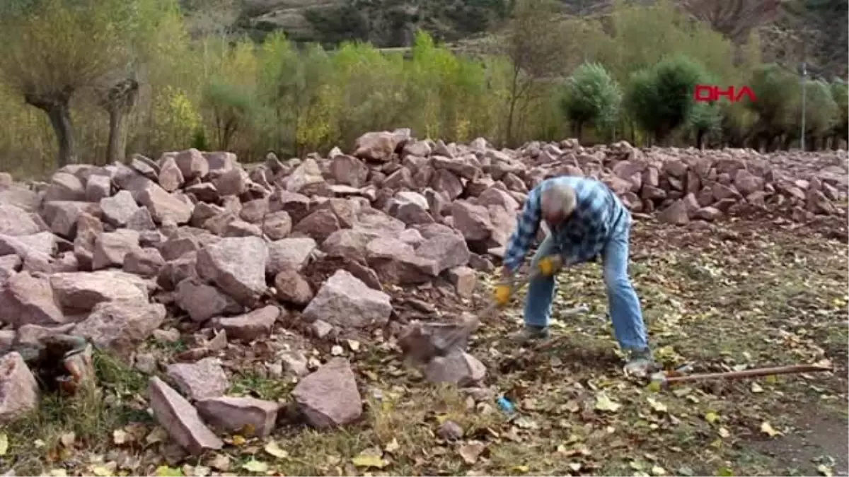 Emekli memur, taşlara şekil vererek duvar örüyor Haberler Emekli memur, taşlara şekil vererek duvar örüyor Haberler