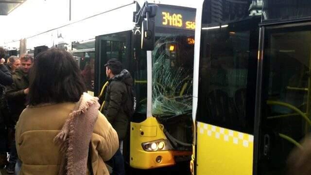 Fikirtepe'de iki metrobüs kafa kafaya çarpıştı