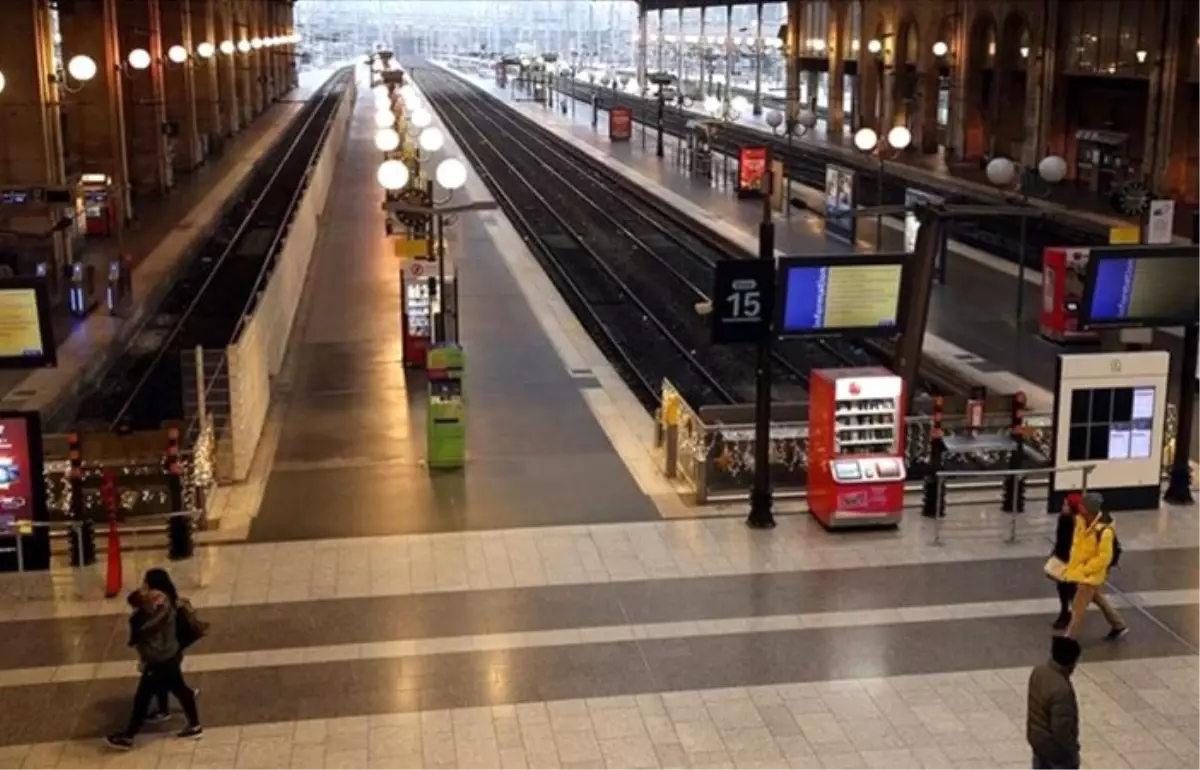 Fransa'da grevler hayatı durma noktasına getirdi