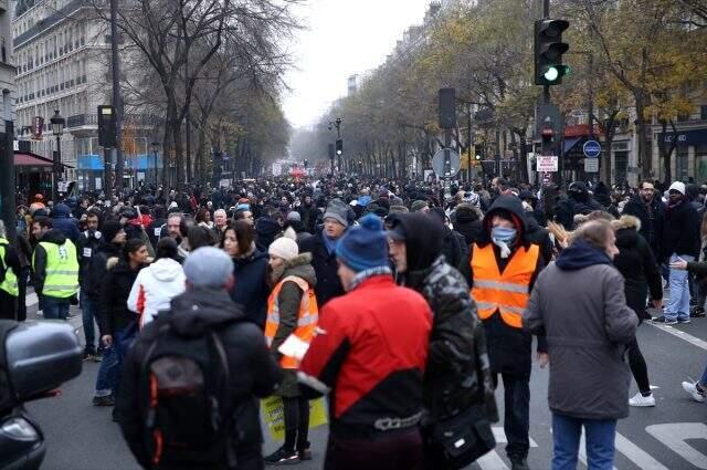 Fransa'daki emeklilik reformu protestoları yer yer şiddete dönüştü