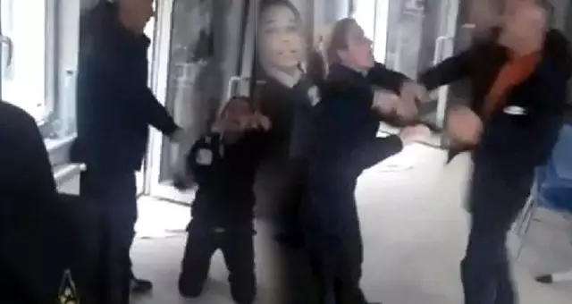 Güvenlik müdürü, kapıyı açmayan 2 kadın görevliye tekme tokat saldırdı