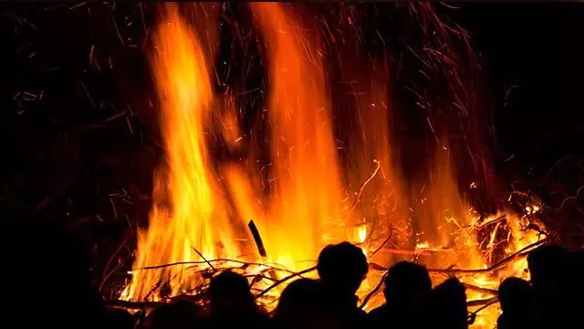 Hindistan'da cinsel saldırı mağduru kadın duruşmasına giderken yakıldı