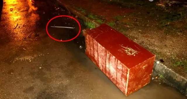 Hırsızlar, polisi görünce çaldıkları para kasasını yol kenarına atıp kaçtı