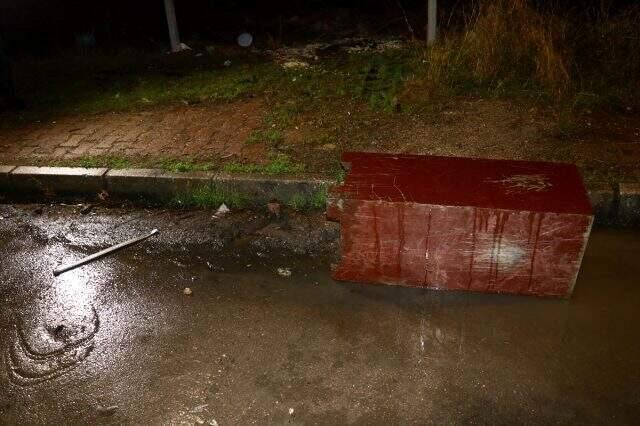 Hırsızlar, polisi görünce çaldıkları para kasasını yol kenarına atıp kaçtı