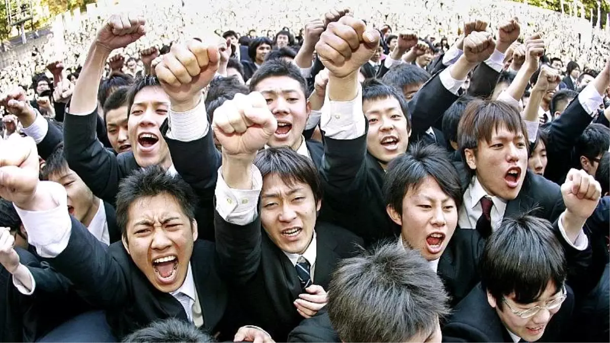 Japon ekonomisini canlandırmak için 215 milyar euro: Okullarda tablet dağıtılacak, işsizlik düşecek