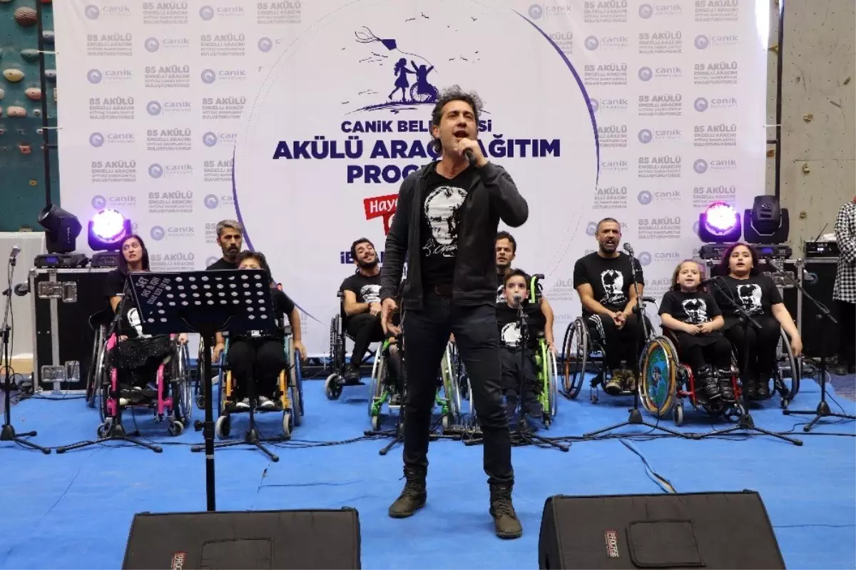 Kıraç, engellilerle 'Vatan Marşı'nı söyledi