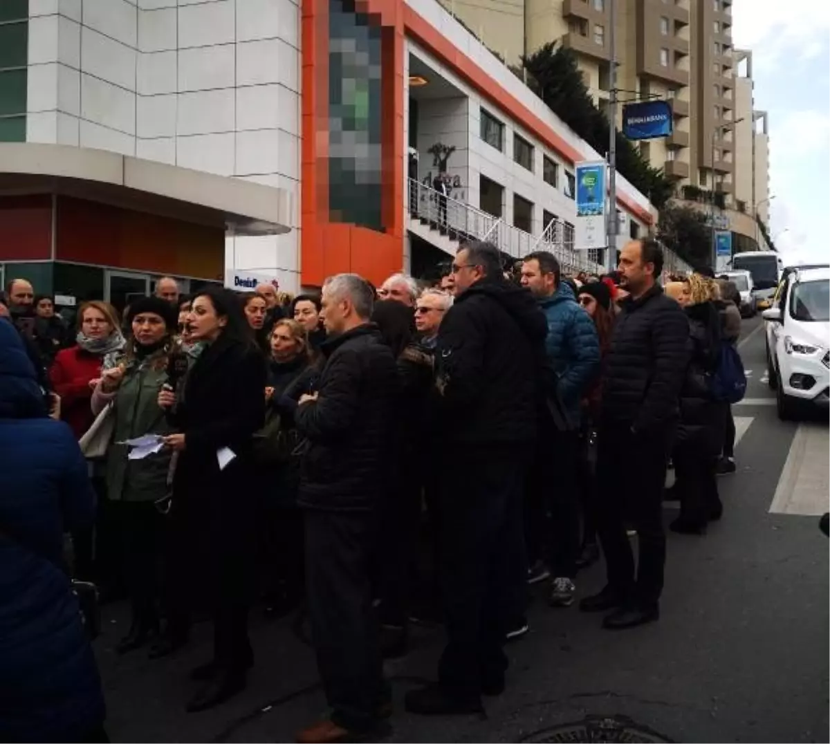 Kolej önünde velilerden protesto eylemi