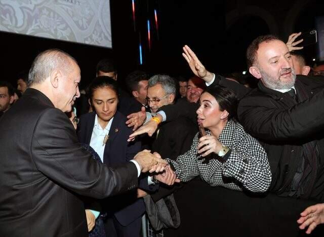 Londra'da konuşan Cumhurbaşkanı Erdoğan, Erdem Beyazıt'ın şiirini okuduktan sonra salonda alkış tufanı koptu