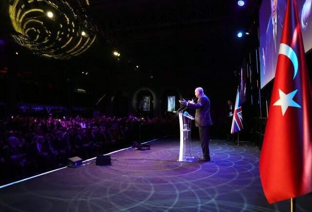 Londra'da konuşan Cumhurbaşkanı Erdoğan, Erdem Beyazıt'ın şiirini okuduktan sonra salonda alkış tufanı koptu