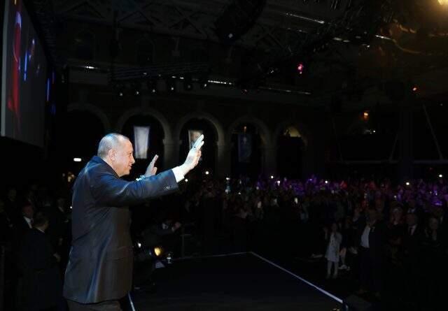 Londra'da konuşan Cumhurbaşkanı Erdoğan, Erdem Beyazıt'ın şiirini okuduktan sonra salonda alkış tufanı koptu
