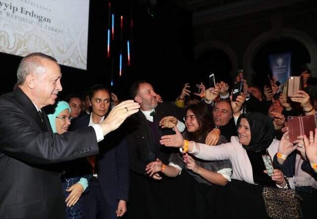 Londra'da konuşan Cumhurbaşkanı Erdoğan, Erdem Beyazıt'ın şiirini okuduktan sonra salonda alkış tufanı koptu