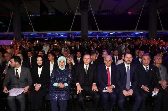Londra'da konuşan Cumhurbaşkanı Erdoğan, Erdem Beyazıt'ın şiirini okuduktan sonra salonda alkış tufanı koptu