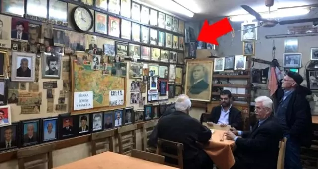 İki kardeş, ölen hemşehrilerinin fotoğraflarını işlettikleri kıraathanenin duvarına asıp sergiliyor